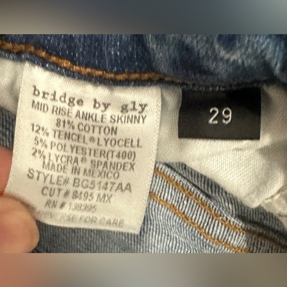 Buckle Bridge by Gly mid rise light wash distressed ankle skinny jean size 29 - Picture 3 of 4